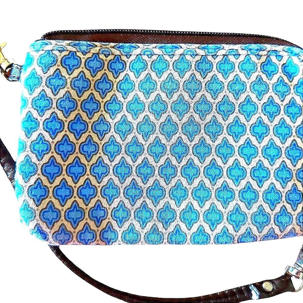 Thirty One Wallet Clutch Women Small Blue Pattern Excellent Zip Around Purse